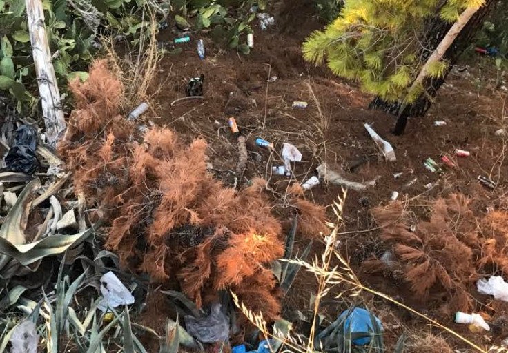 Σκουπίδια στο Κάστρο Λαμίας (ΦΩΤΟ)