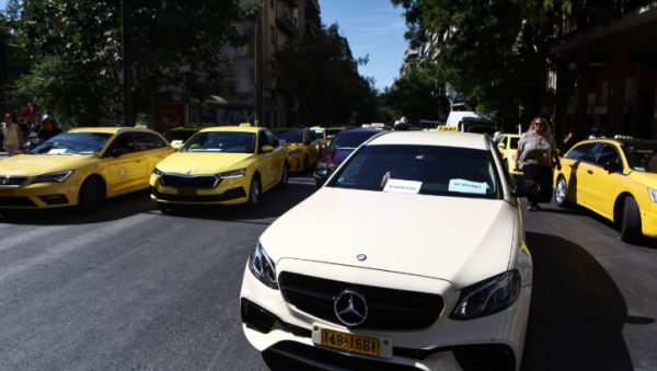 Ταξί: «Κίτρινο ποτάμι» στο κέντρο της Αθήνας – Εικόνες από την αυτοκινητοπομπή αλληλεγγύης στον Πάνο Ρούτσι