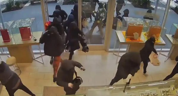 Καλιφόρνια: Κινηματογραφική ληστεία σε κοσμηματοπωλείο – 25 άτομα μπούκαραν με όπλα, αξίνες και λοστούς