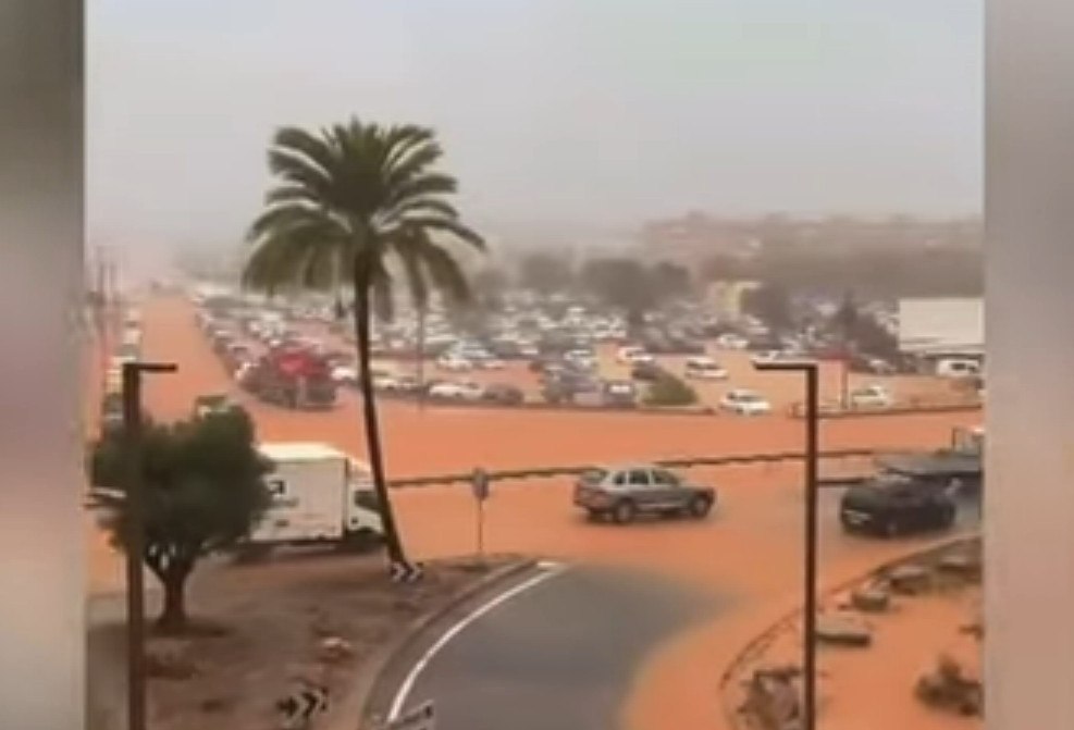 Σε «κόκκινο συναγερμό» η Ίμπιζα λόγω καταρρακτώδους βροχής – Έκλεισαν σχολεία και παραλίες, δείτε βίντεο