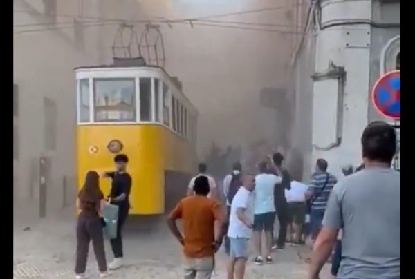«Υπάρχουν παιδιά κάτω από το τελεφερίκ!»: Βίντεο-σοκ με τους κατοίκους της Λισαβόνας να τρέχουν να απεγκλωβίσουν επιζώντες