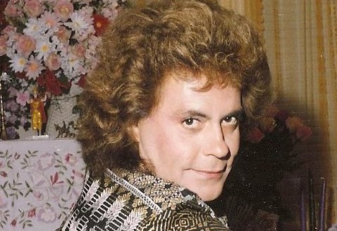 Ποιος ήταν ο Γιώργος Σταυρόπουλος, ο θρυλικός «Μίστερ Εθνικά Μπούτια» της trash TV που πέθανε