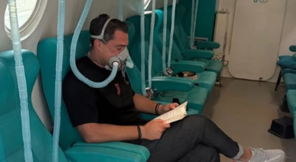 Σάκης Κατσούλης μετά τη διάγνωσή του με αιφνίδια βαρηκοΐα: Φωτογραφήθηκε μέσα σε θάλαμο υπερβαρικού οξυγόνου