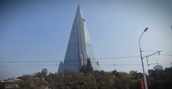 «To ξενοδοχείο της καταστροφής»: Το ψηλότερο κτίριο στη Βόρεια Κορέα δεν είχε ποτέ πελάτη