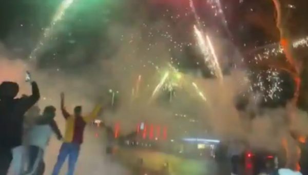 Οι φίλαθλοι της Γαλατασαράι έκαναν τη νύχτα μέρα με βεγγαλικά έξω από το ξενοδοχείο της Λίβερπουλ