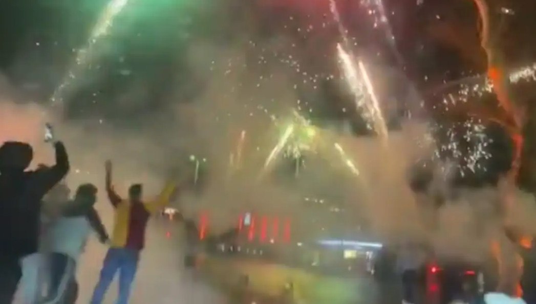 Οι φίλαθλοι της Γαλατασαράι έκαναν τη νύχτα μέρα με βεγγαλικά έξω από το ξενοδοχείο της Λίβερπουλ