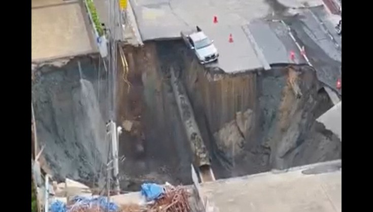 Ταϊλάνδη: Η στιγμή που τεράστια τρύπα βάθους 50 μέτρων ανοίγει κοντά σε νοσοκομείο