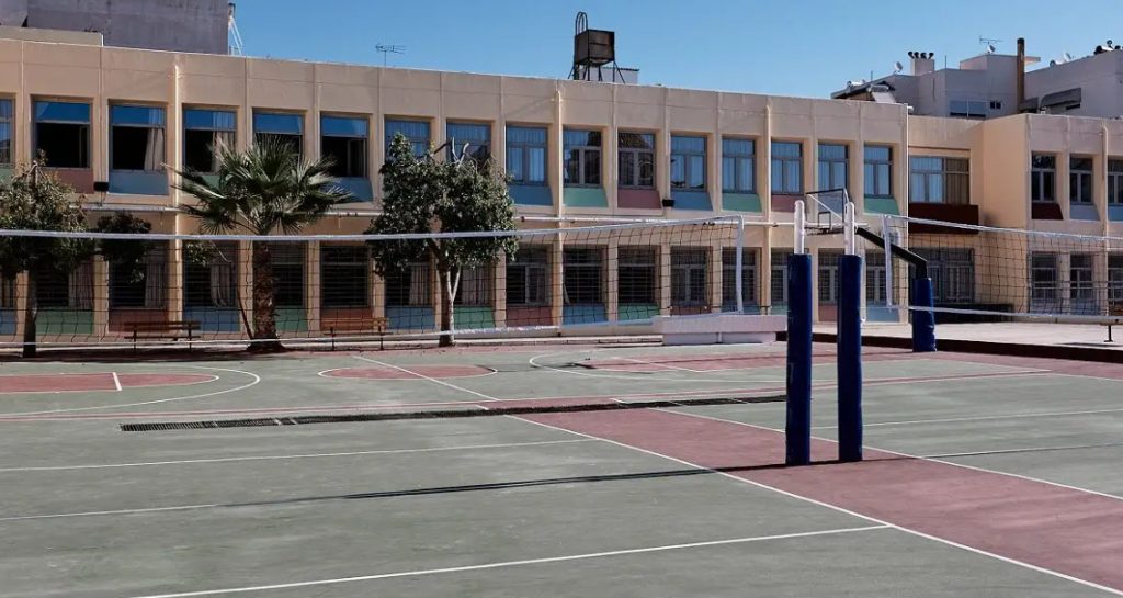 Σέρρες: Τα περίεργα σχόλια στα social media της καθηγήτριας που φίμωσε μαθητή με ταινία – Τέθηκε σε διαθεσιμότητα