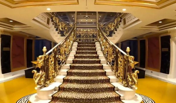 Youtuber έμεινε στο μοναδικό «7άστερο» ξενοδοχείο του κόσμου – Το χρυσό ντους και η κιτς πολυτέλεια που τον σόκαραν