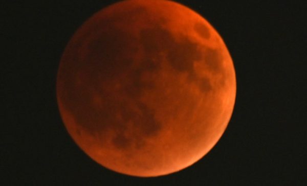 Ολική έκλειψη Σελήνης: Γιατί το φεγγάρι είχε κόκκινο χρώμα