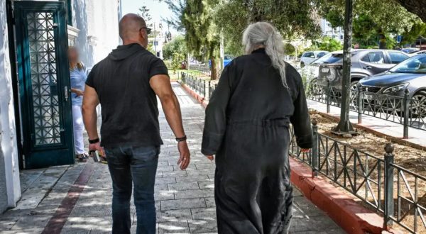 Καλάβρυτα: Ψάχνουν στα χωράφια άγαλμα της θεάς Αρτέμιδος που θα πουλούσε ο ηγούμενος της Μονής Μεγάλου Σπηλαίου για 10 εκατ. ευρώ