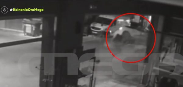 Θεσσαλονίκη: Τρελή πορεία αυτοκινήτου στον Εύοσμο – Ανετράπη μετά από σύγκρουση, ο οδηγός βγήκε από το πορτ μπαγκάζ