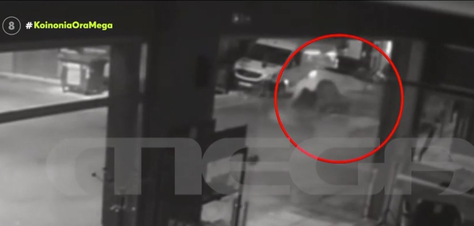 Θεσσαλονίκη: Τρελή πορεία αυτοκινήτου στον Εύοσμο – Ανετράπη μετά από σύγκρουση, ο οδηγός βγήκε από το πορτ μπαγκάζ