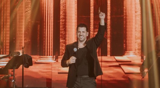 Θοδωρής Φέρρης: Θαμώνας του πήγε «δώρο» γνωστό υγρό πιάτων με το όνομά του - Το βίντεο που έγινε viral