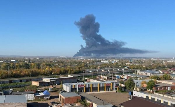 Ουκρανικά drones έπληξαν διυλιστήριο της Gazprom - Εικόνες με τεράστια σύννεφα καπνού