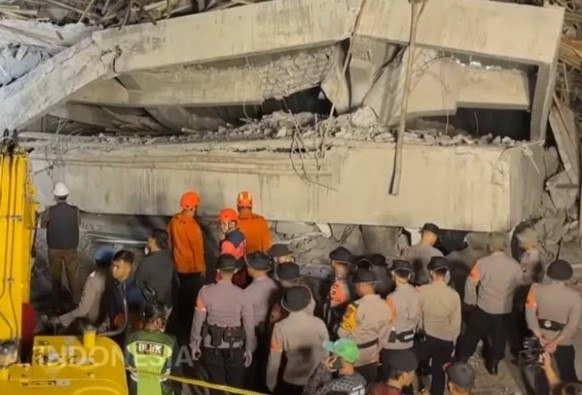 Τραγωδία στην Ινδονησία: Τουλάχιστον 3 νεκροί και δεκάδες τραυματίες έπειτα από κατάρρευση σχολείου – Αναφορές για 38 αγνοούμενους