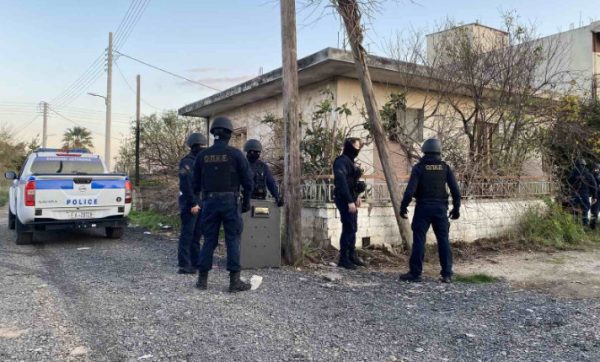 Αστυνομική επιχείρηση σε οικισμό στο Ζεφύρι – 8 συλλήψεις, κατασχέθηκαν ηχεία και οπλισμός