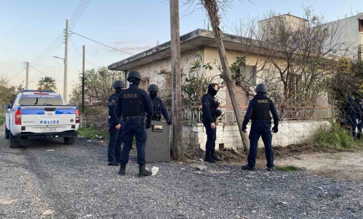 Αστυνομική επιχείρηση σε οικισμό στο Ζεφύρι – 8 συλλήψεις, κατασχέθηκαν ηχεία και οπλισμός