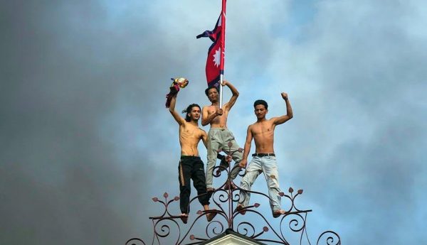 Γιατί εξεγέρθηκαν οι νέοι στο Νεπάλ – Πυρπόλησαν το Κοινοβούλιο, έκαψαν τα σπίτια υπουργών