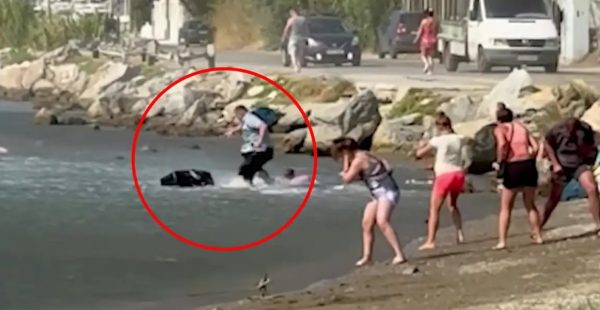 Σκιάθος: Τουρμπίνες αεροσκάφους της Ryanair «πέταξαν» βαλίτσες τουριστών στο νερό (ΒΙΝΤΕΟ)