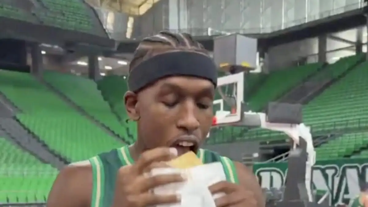 Παναθηναϊκός: Σορτς και Χολμς δοκίμασαν χωριάτικη, σπανακόπιτα και γαλακτομπούρεκο και ξετρελάθηκαν