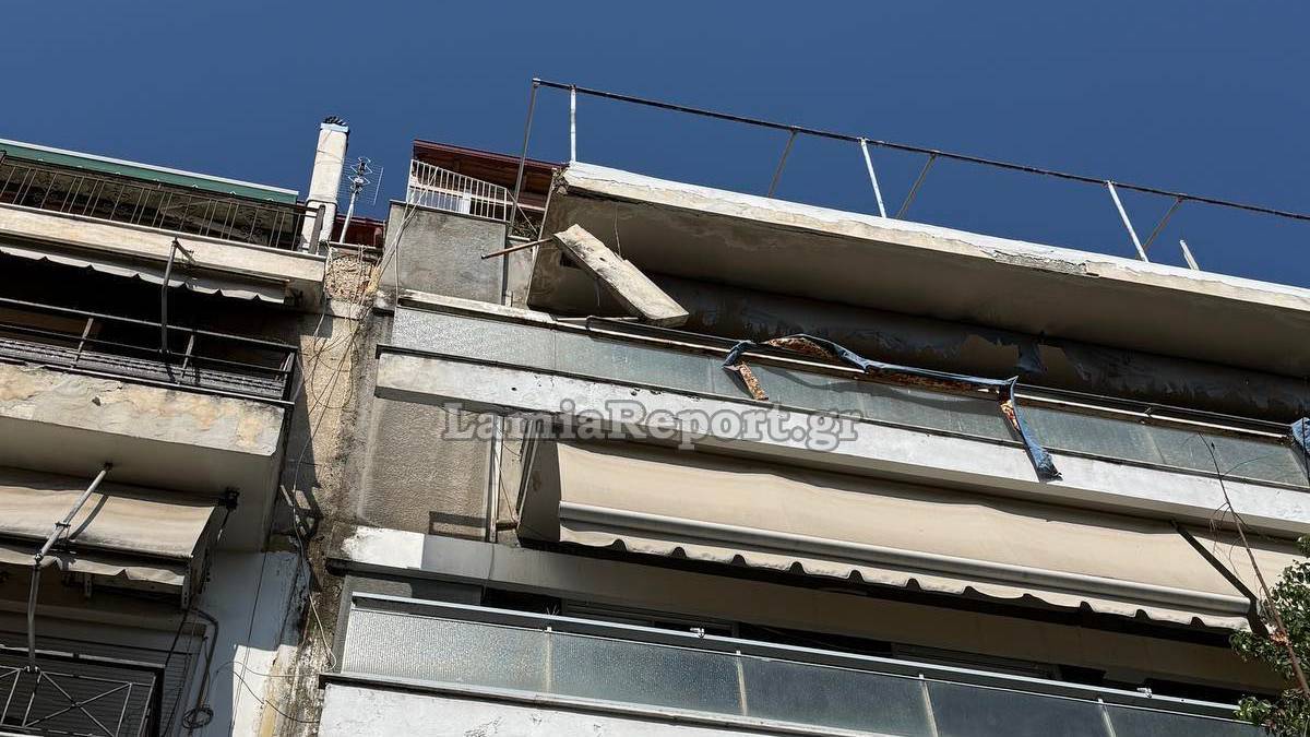 Λαμία: «Έβρεξε» σοβάδες στο κέντρο της πόλης - Από καθαρή τύχη δεν είχαμε τραυματισμούς - Δείτε εικόνες