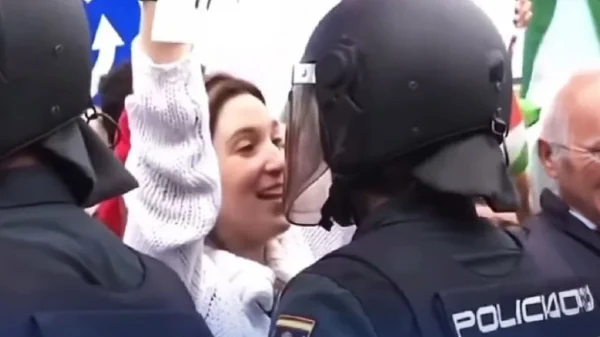 «Ένας έρωτας γεννιέται;»: Viral η αλληλεπίδραση νεαρής διαδηλώτριας με αστυνομικό σε πορεία υπέρ των Παλαιστινίων στην Ισπανία