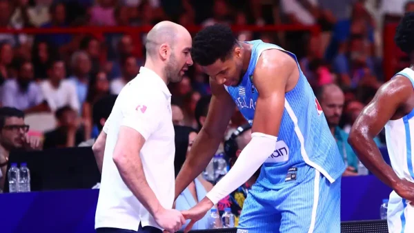 Ο Σπανούλης για τη «μάχη» Αντετοκούνμπο με Σενγκούν: Σαν τον Γιάννη δεν υπάρχει άλλος παίκτης στο Eurobasket, είναι ο MVP