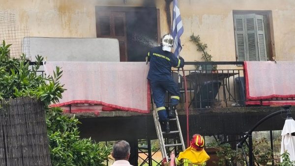 Παραδόθηκε στις φλόγες σπίτι στην Ερατεινή (ΒΙΝΤΕΟ-ΦΩΤΟ)