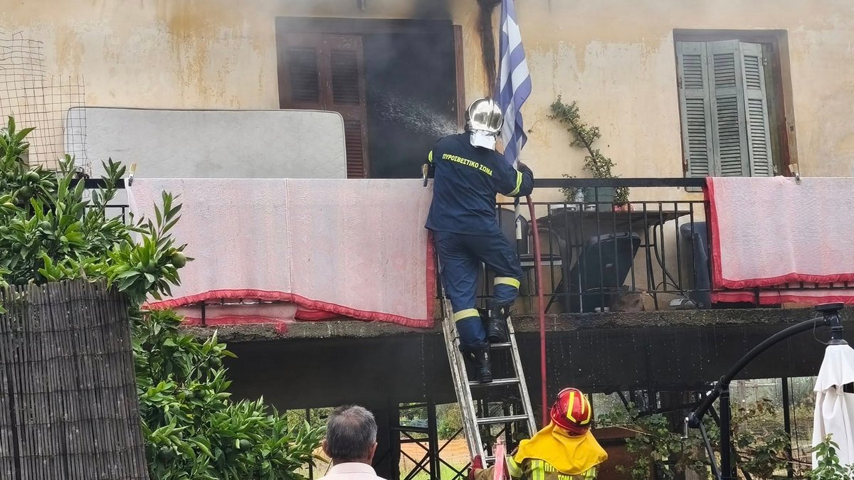 Παραδόθηκε στις φλόγες σπίτι στην Ερατεινή (ΒΙΝΤΕΟ-ΦΩΤΟ)
