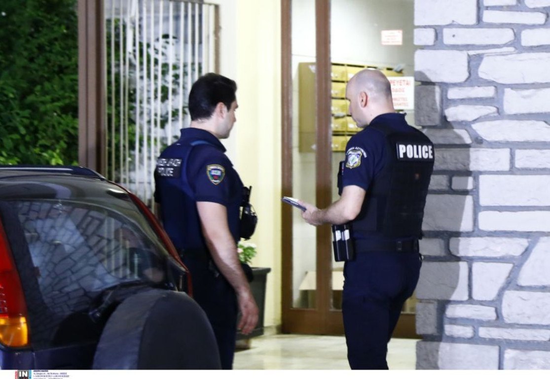 Πατήσια: «Δε μπόρεσα να καταλάβω γιατί δεν πήγαινε σε γιατρό», λέει ο πατέρας της 34χρονης που γέννησε μόνη της και πέθανε μαζί με το νεογνό