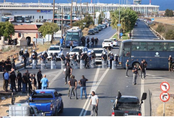 Λήξη του μπλόκου στο αεροδρόμιο Ηρακλείου από τους κτηνοτρόφους, ουρές χιλιομέτρων 