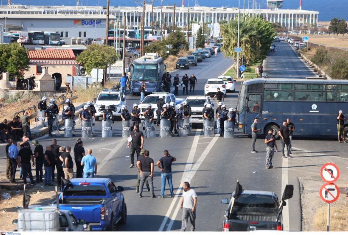 Λήξη του μπλόκου στο αεροδρόμιο Ηρακλείου από τους κτηνοτρόφους, ουρές χιλιομέτρων 