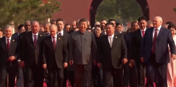 BBC: Η επίδειξη στρατιωτικής ισχύος από την Κίνα προκαλεί ανασφάλεια στη Δύση – Ο άξονας Σι, Πούτιν, Κιμ απέναντι σε Τραμπ και Ευρώπη