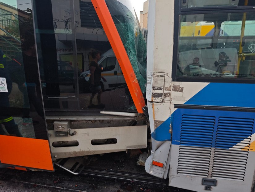 Σύγκρουση λεωφορείου με τραμ στον Πειραιά - 30 επιβάτες τραυματίες