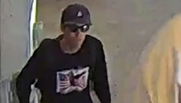 Δολοφονία Τσάρλι Κερκ: Το FBI έδωσε στη δημοσιότητα φωτογραφίες του δράστη