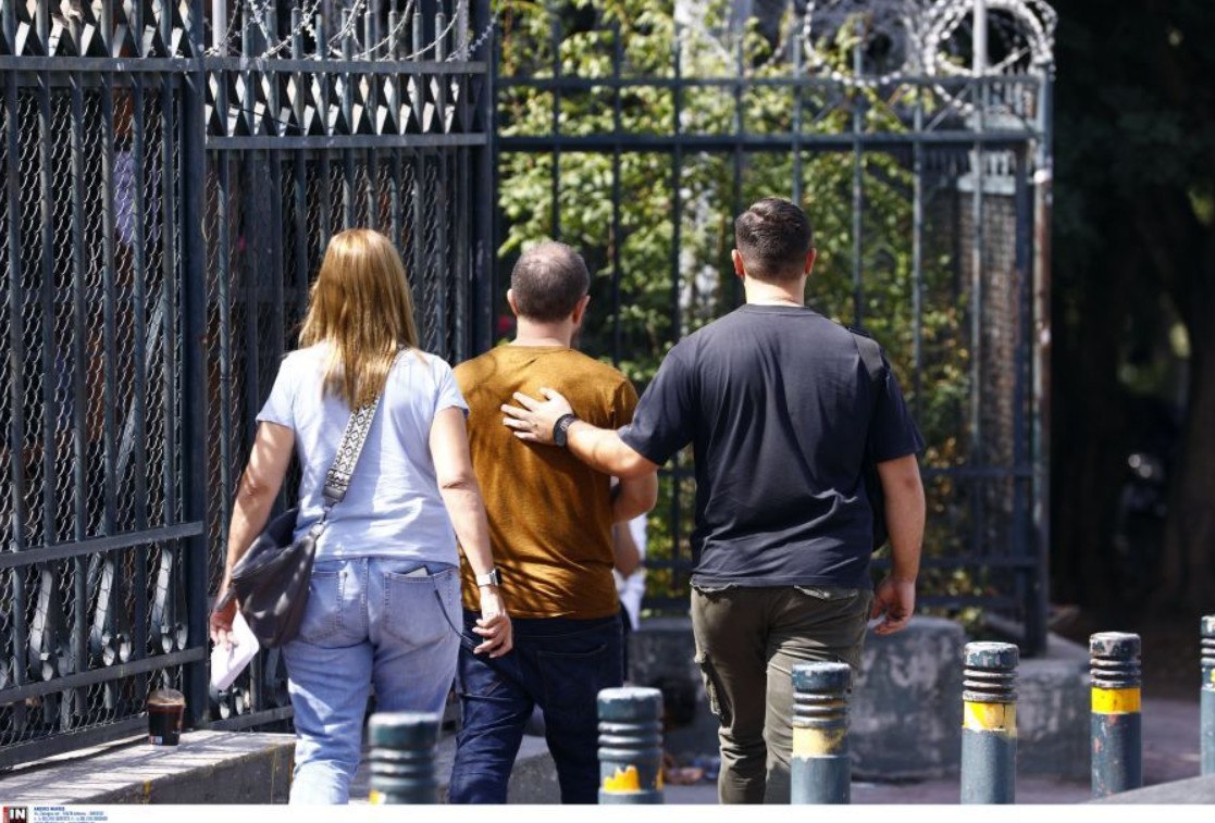 «Στα 17 μου, έτρωγα ξύλο για να πάρω τα ναρκωτικά που μου έδινε» λέει θύμα του «κοντού» μαστροπού