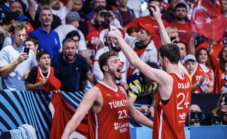 Eurobasket: Η ανάρτηση του Σενγκούν με τον Κεμάλ μετά την πρόκριση κόντρα στην Ελλάδα και το σχόλιο «Δεν θα ήταν ωραίος καιρός για θάλασσα;»