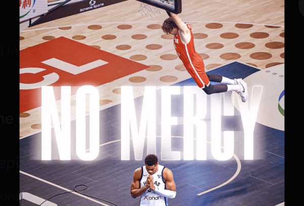 Η τουρκική ομοσπονδία ανέβασε φωτογραφία με τον Γιάννη Αντετοκούνμπο να προσεύχεται και τον Οσμάν να καρφώνει: «Χωρίς οίκτο»