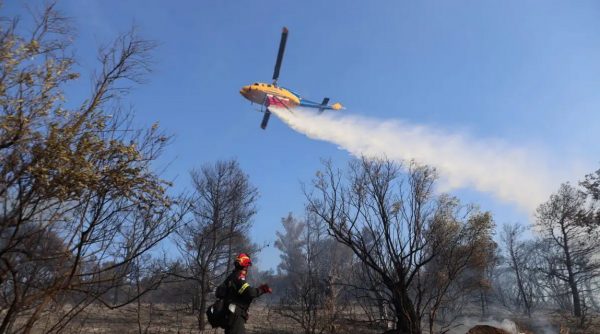 Πυρκαγιά στην αρχαία Ολυμπία στον οικισμό Σπαρτούρια: Επιχειρούν εναέρια μέσα