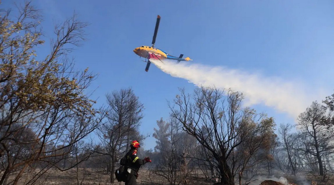 Πυρκαγιά στην αρχαία Ολυμπία στον οικισμό Σπαρτούρια: Επιχειρούν εναέρια μέσα