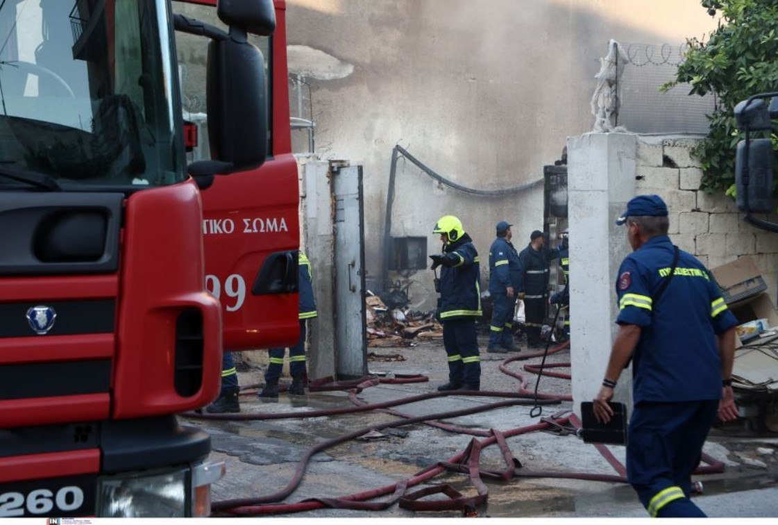 Πυρκαγιά στου Ρέντη: Εκκενώθηκε η περιοχή με τον φόβο εκρήξεων από φιάλες υγραερίου