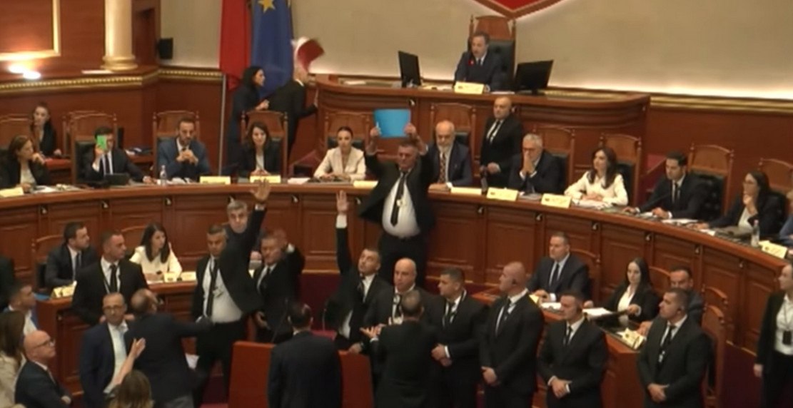 Χάος στη Βουλή της Αλβανίας για την υπουργό ρομπότ - Πέταξαν το Σύνταγμα στον Έντι Ράμα