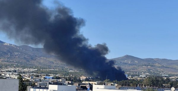 Πυρκαγιά στις Αχαρνές σε υπαίθριο χώρο με ξυλεία – Μήνυμα 112 «Κλείστε πόρτες και παράθυρα»