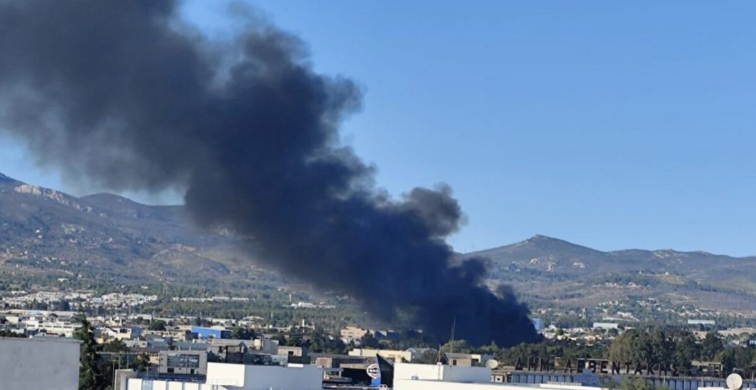 Πυρκαγιά στις Αχαρνές σε υπαίθριο χώρο με ξυλεία – Μήνυμα 112 «Κλείστε πόρτες και παράθυρα»