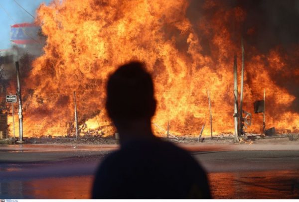 Πυρκαγιά στις Αχαρνές: Ενισχύθηκαν οι πυροσβεστικές δυνάμεις - Εξαπλώθηκε και σε άλλες επιχειρήσεις η φωτιά