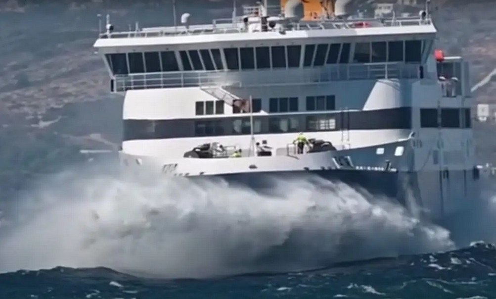 Πλοίο δίνει μάχη με τα κύματα εν μέσω απαγορευτικού – Εικόνες που κόβουν την ανάσα