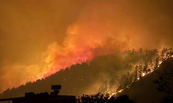 Τουρκία: Πύρινη κόλαση στην Αττάλεια – Εκκενώσεις περιοχών και μάχη με τους θυελλώδεις ανέμους
