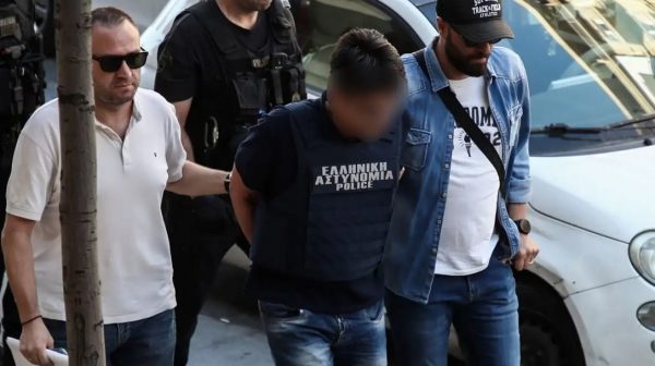 Θεσσαλονίκη: «Πώς θα γίνει οι δικαστές να τον απαλλάξουν;» λέει ο πατέρας του δράστη που έπνιξε με σακούλα την αδελφή του