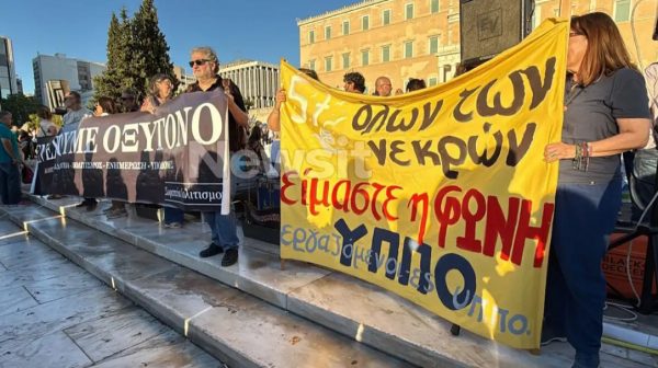 Συγκέντρωση στο Σύνταγμα για τα Τέμπη – Αδιαθεσία ένιωσε ο απεργός πείνας Πάνος Ρούτσι που έχασε τον γιο του στο δυστύχημα